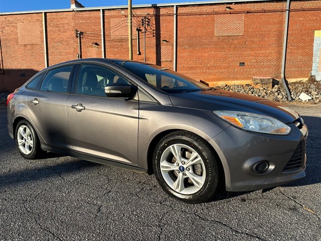 Ford Focus SE Sedan in Hickory