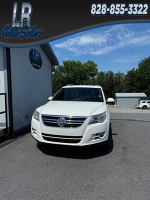 Picture of a 2011 Volkswagen Tiguan SE