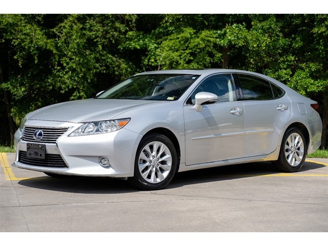 Lexus ES 300h in Fuquay-Varina