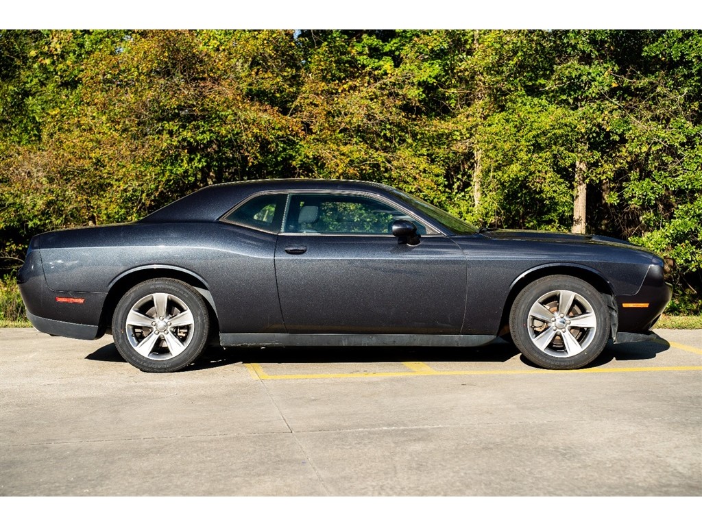 2016 Dodge Challenger SXT photo 3