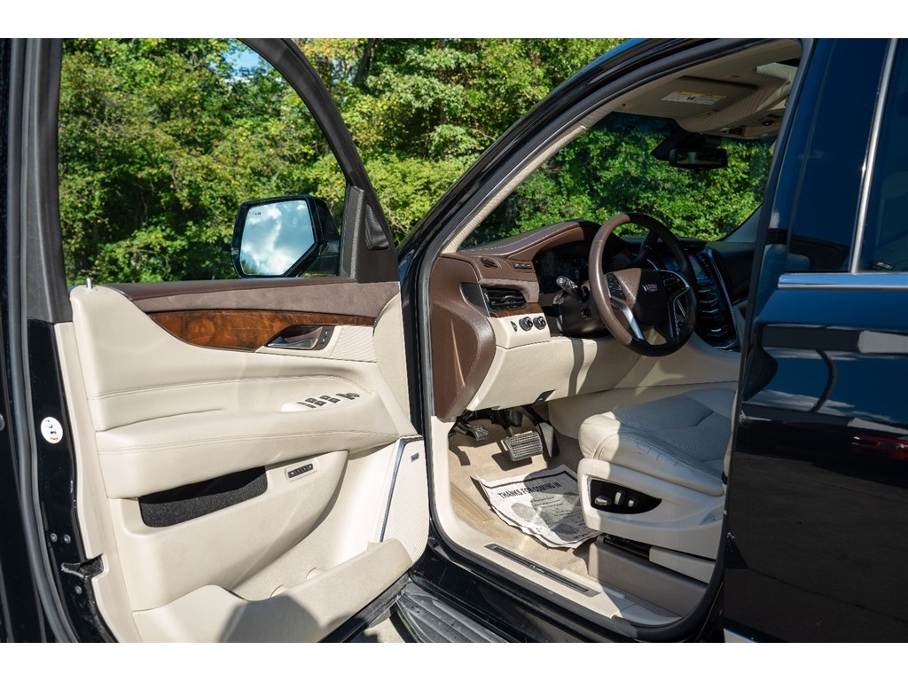 2017 Cadillac Escalade Luxury photo 32