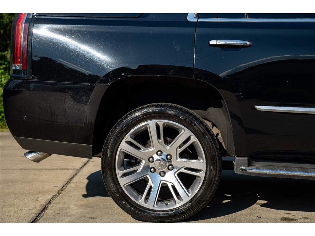 2017 Cadillac Escalade Luxury photo 4