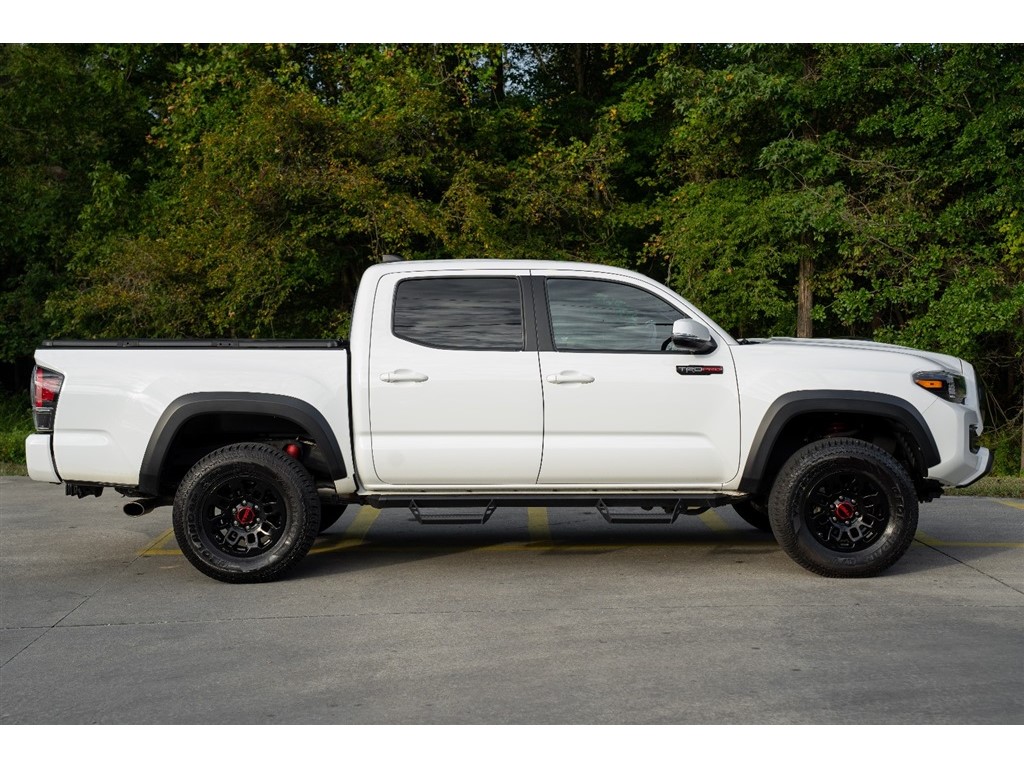 2017 Toyota Tacoma TRD Pro photo 3