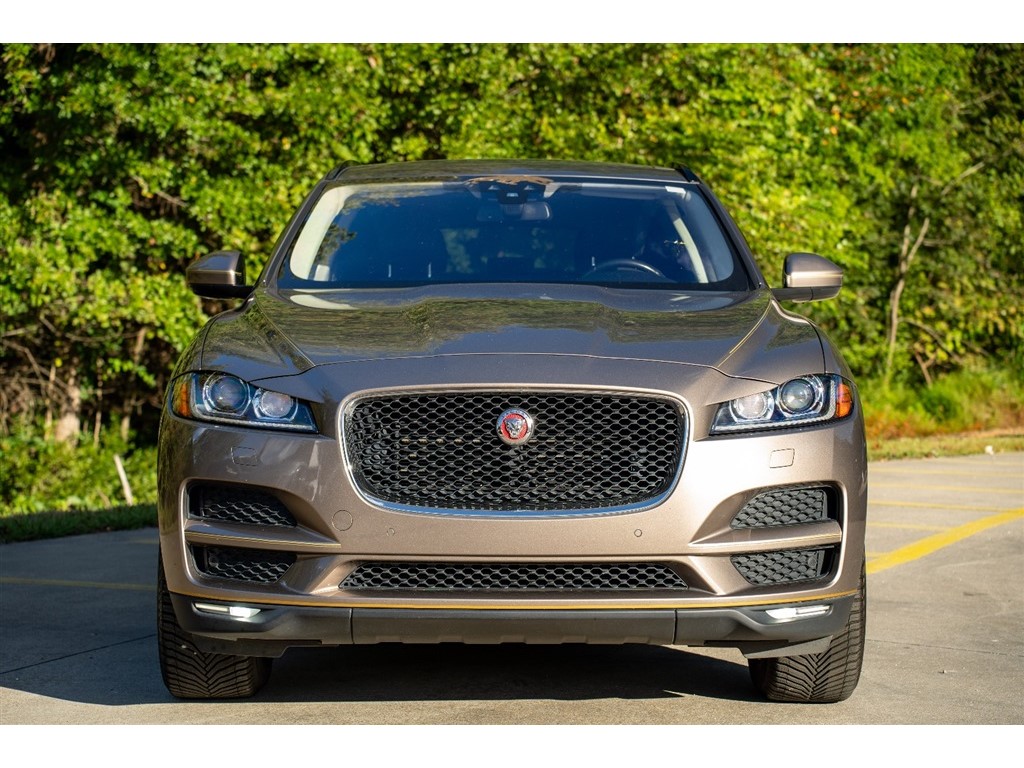 2017 Jaguar F-PACE Prestige photo 2