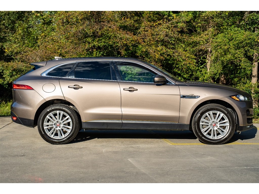 2017 Jaguar F-PACE Prestige photo 3