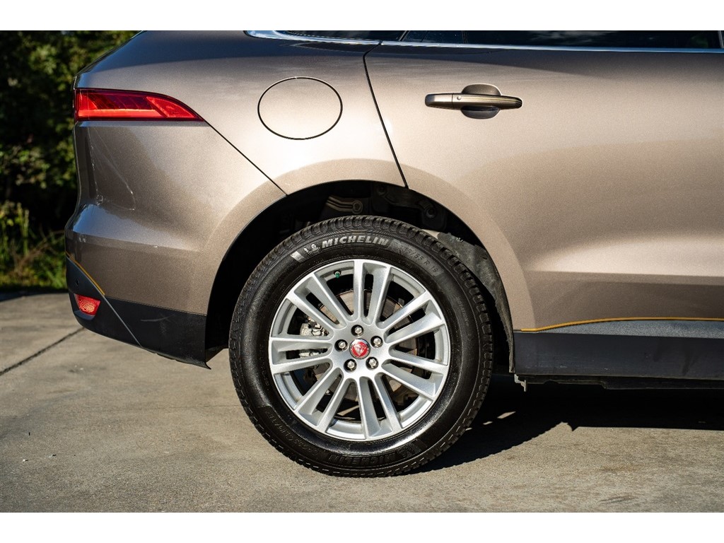 2017 Jaguar F-PACE Prestige photo 4