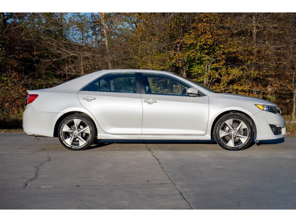 2012 Toyota Camry SE photo 2