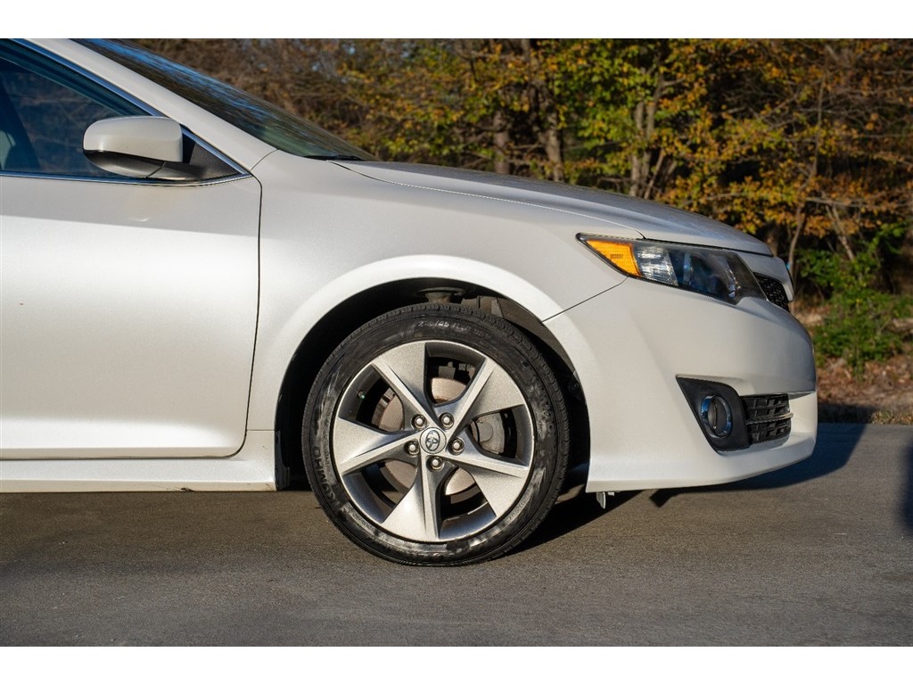 2012 Toyota Camry SE photo 4