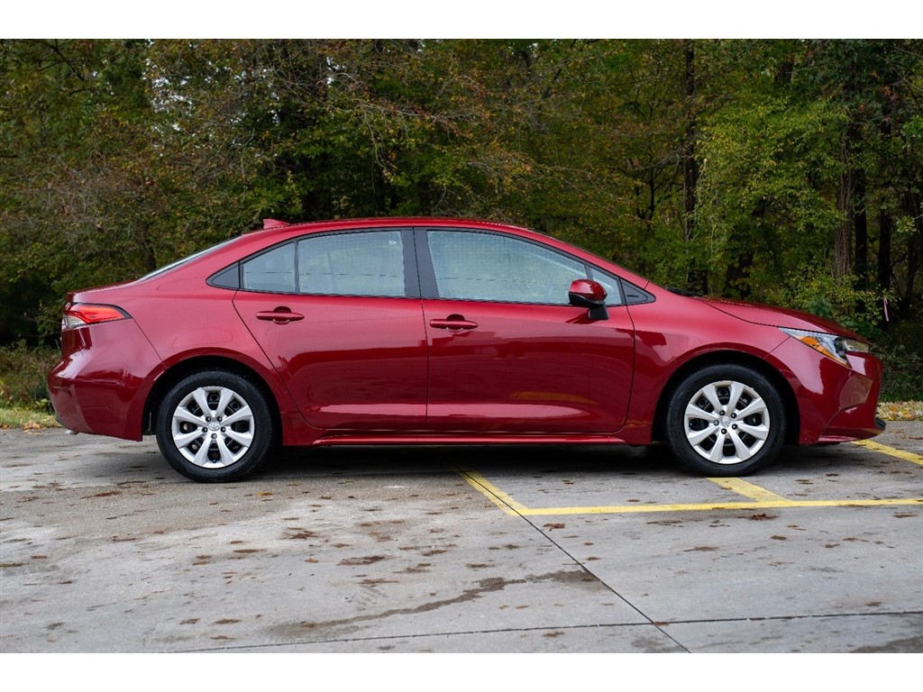 2024 Toyota Corolla LE photo 3