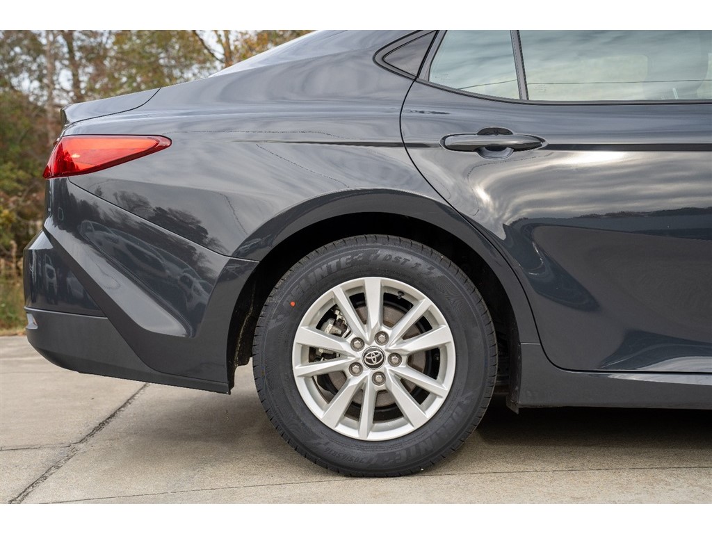 2025 Toyota Camry Hybrid LE photo 2