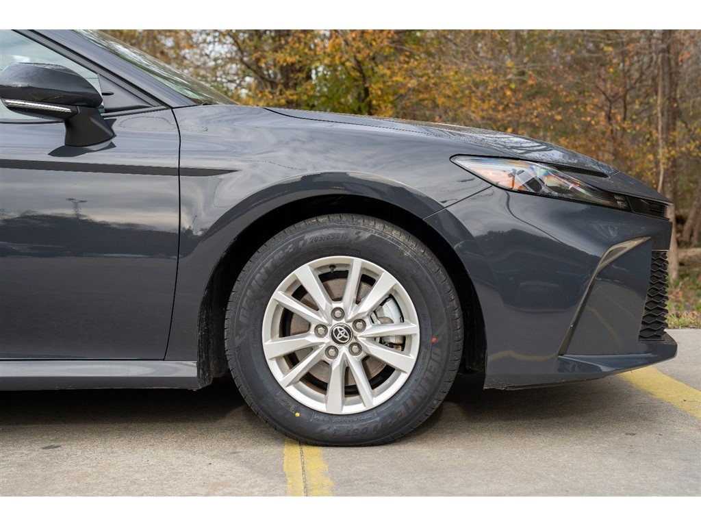 2025 Toyota Camry Hybrid LE photo 3