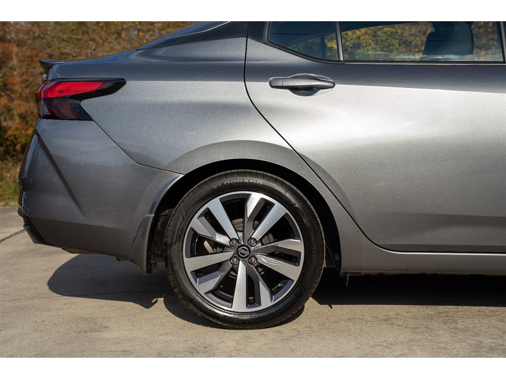 2020 Nissan Versa SR photo 3