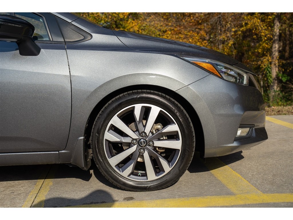 2020 Nissan Versa SR photo 4