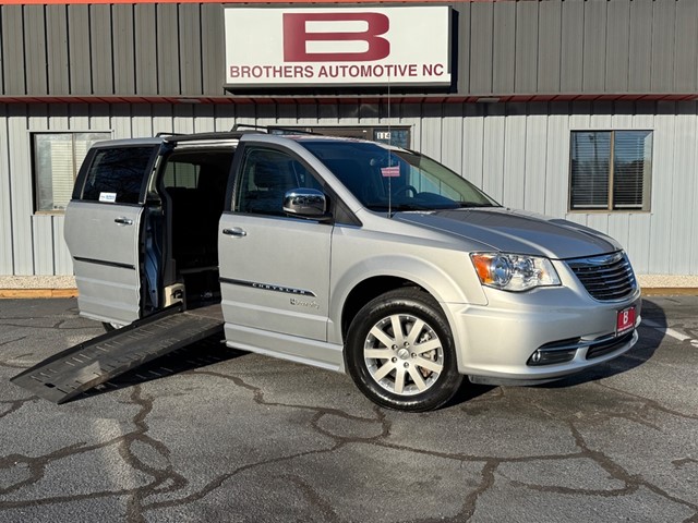 Chrysler Town & Country Touring-L Braunability Companion Va in Aberdeen