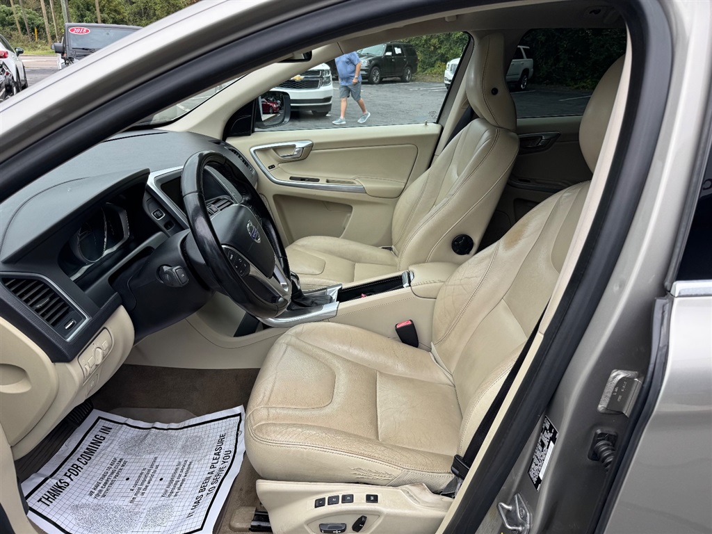 2015 Volvo XC60 T5 Drive-E Premier photo 3