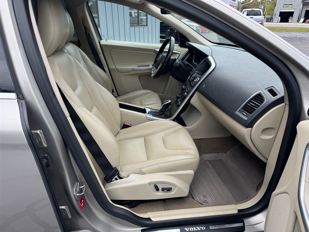 2015 Volvo XC60 T5 Drive-E Premier photo 4