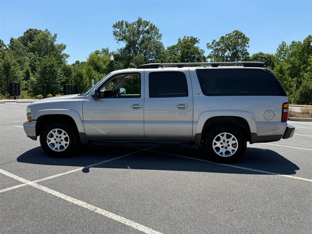 2004 Chevrolet Suburban 4WD 1500 Series LS's photo