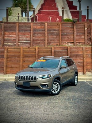 Picture of a 2019 Jeep Cherokee Latitude FWD