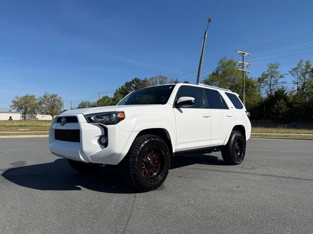Picture of a 2018 TOYOTA 4RUNNER SR5