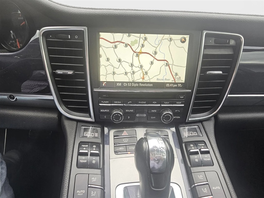 2014 Porsche Panamera 4 photo 21