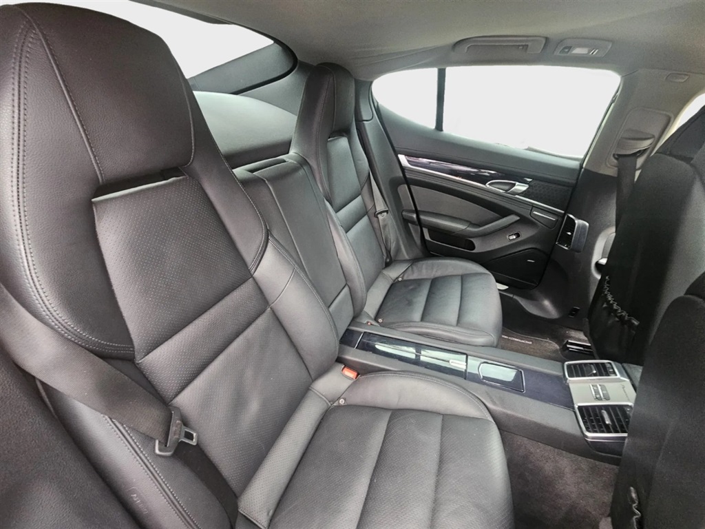 2014 Porsche Panamera 4 photo 25