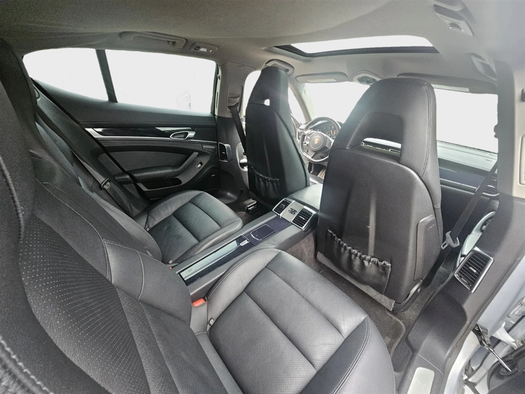 2014 Porsche Panamera 4 photo 32