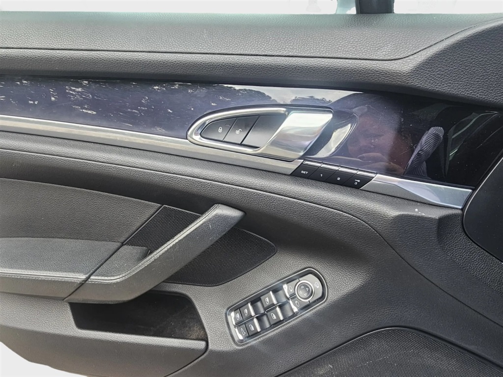 2014 Porsche Panamera 4 photo 33