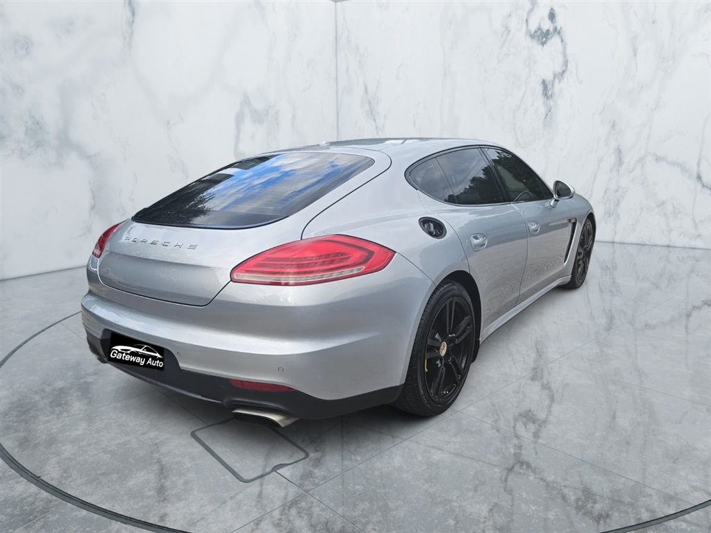 2014 Porsche Panamera 4 photo 9