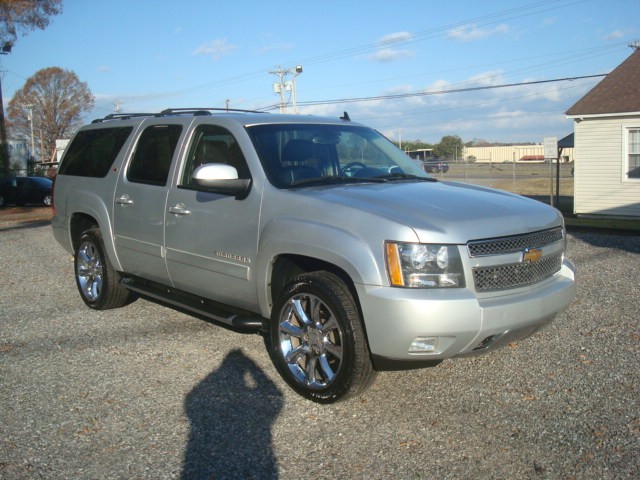 Chevrolet Suburban's photo