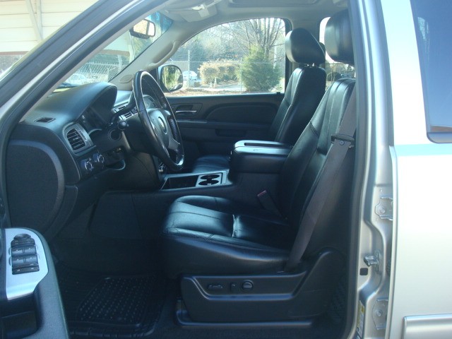 2012 Chevrolet Suburban LT photo 14