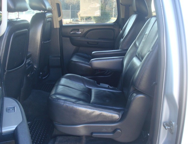 2012 Chevrolet Suburban LT photo 16