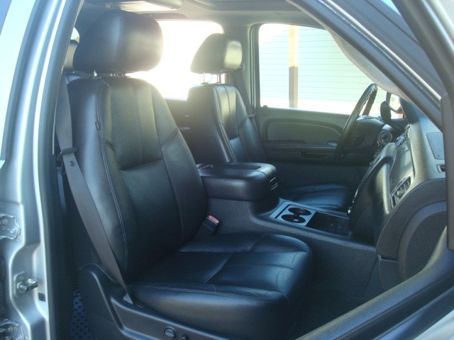 2012 Chevrolet Suburban LT photo 20