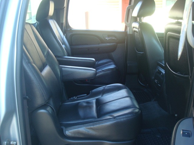 2012 Chevrolet Suburban LT photo 21