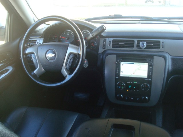 2012 Chevrolet Suburban LT photo 24