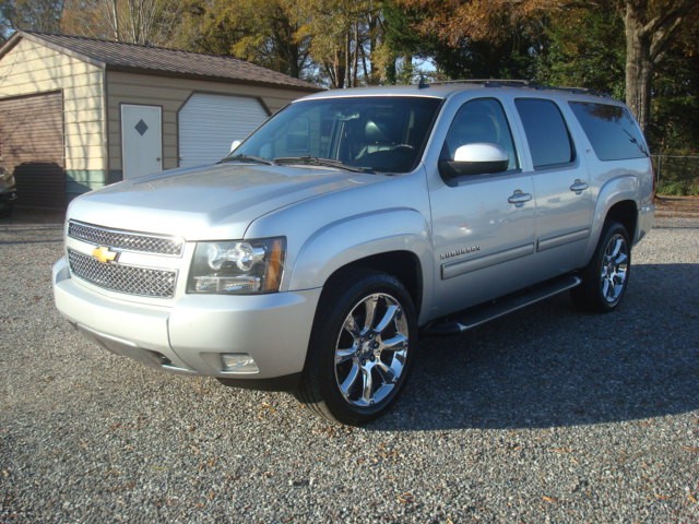 2012 Chevrolet Suburban LT photo 3