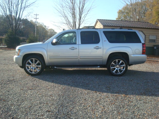 2012 Chevrolet Suburban LT photo 4