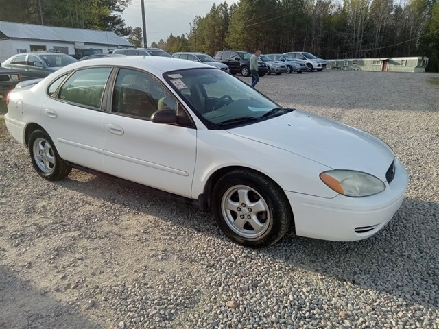 Ford Taurus SE in Spring Hope