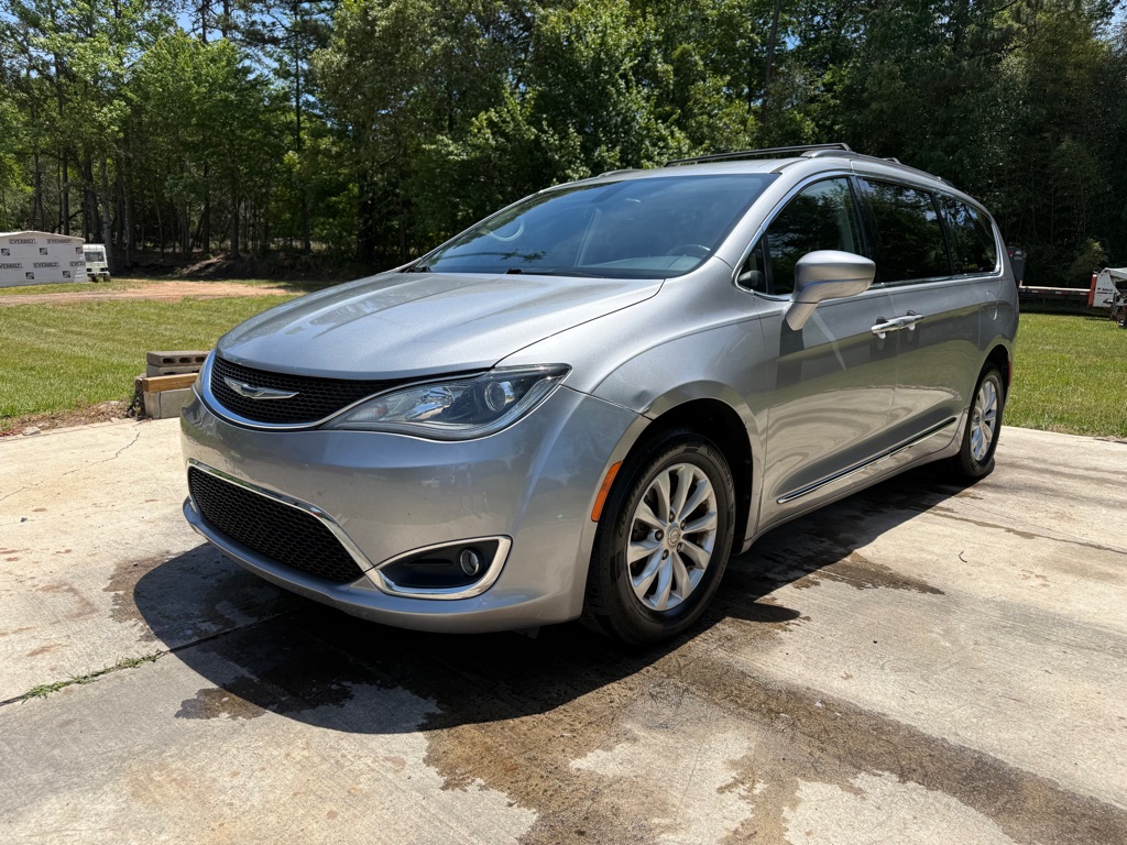 2017 Chrysler Pacifica Touring-L's photo