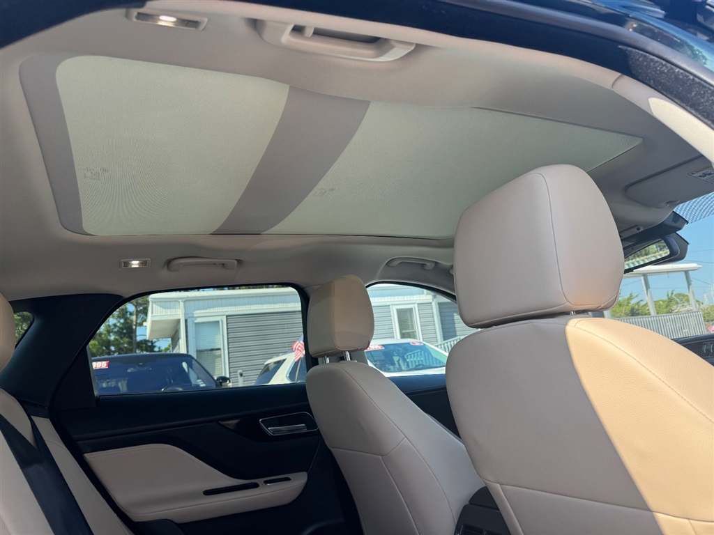 2017 Jaguar F-PACE Premium photo 12