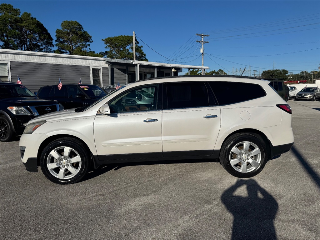 2017 Chevrolet Traverse 1LT photo 2