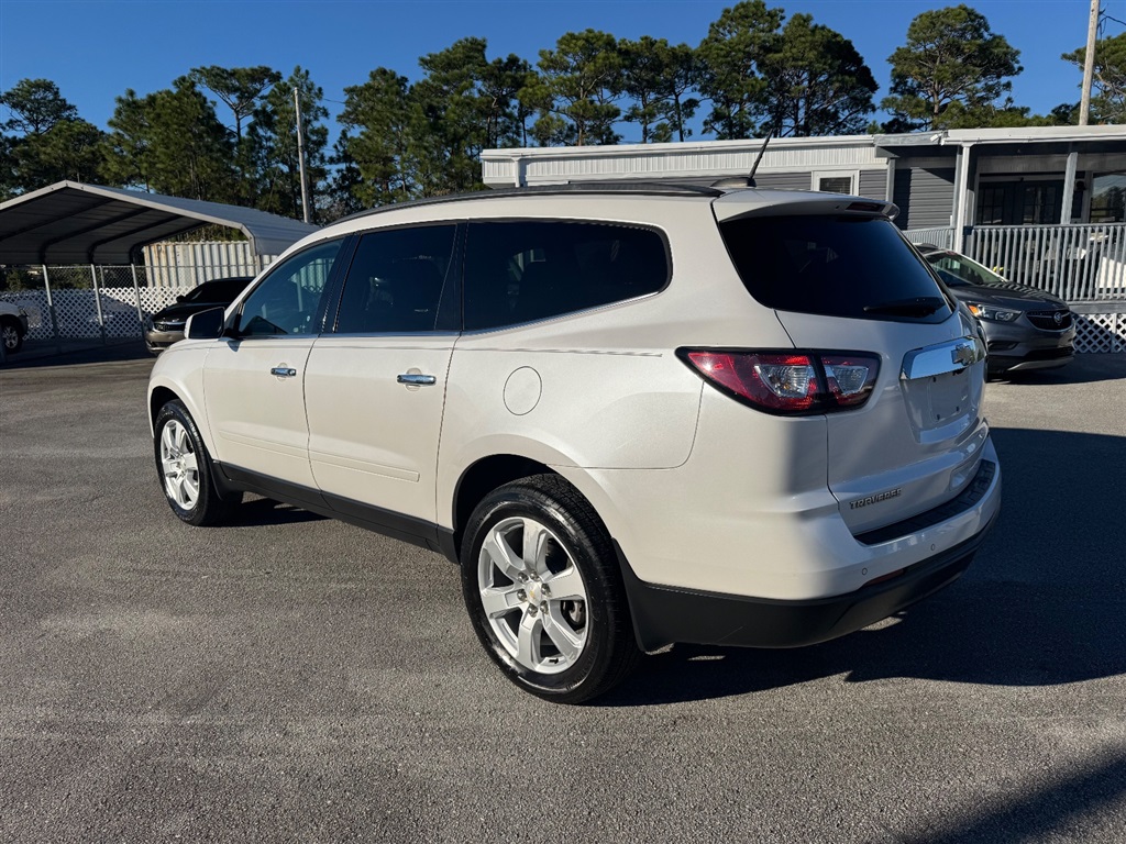 2017 Chevrolet Traverse 1LT photo 3