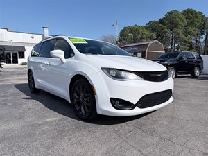 Picture of a 2018 Chrysler Pacifica Touring L