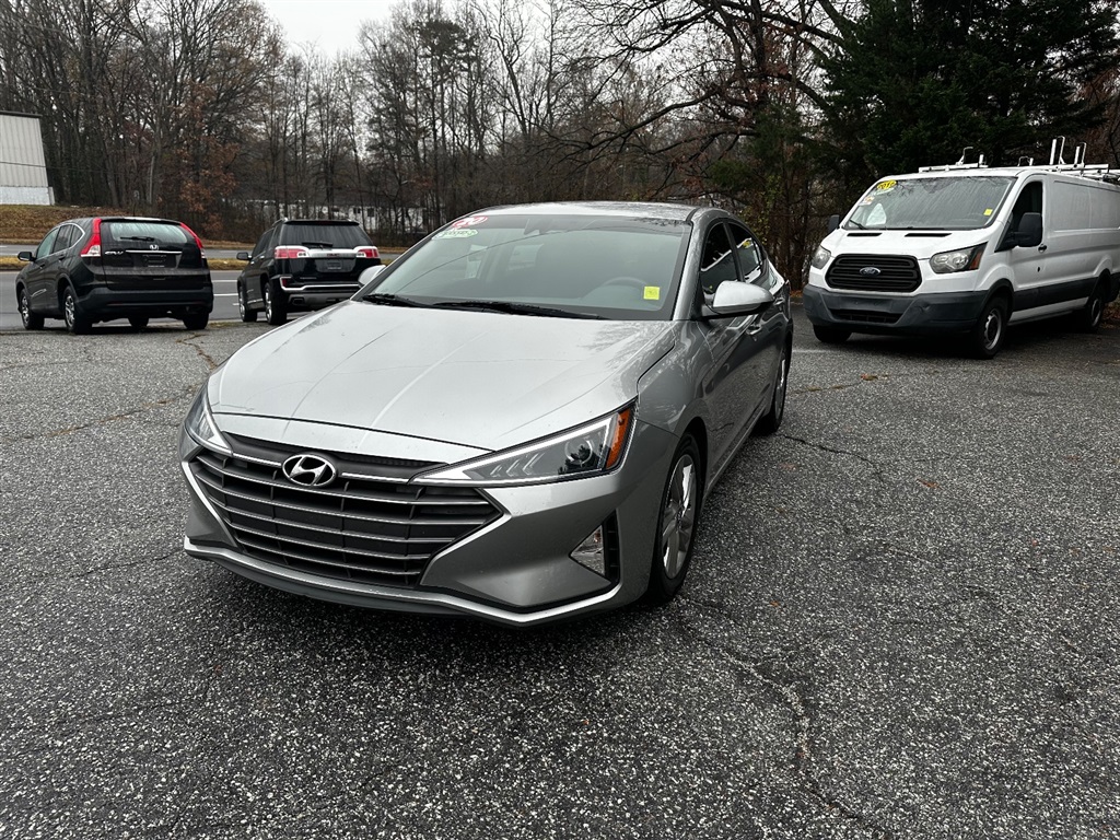 2020 Hyundai Elantra SEL photo 2