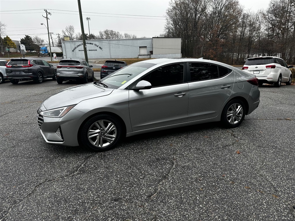 2020 Hyundai Elantra SEL photo 3