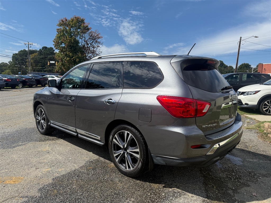 2017 Nissan Pathfinder Platinum photo 2