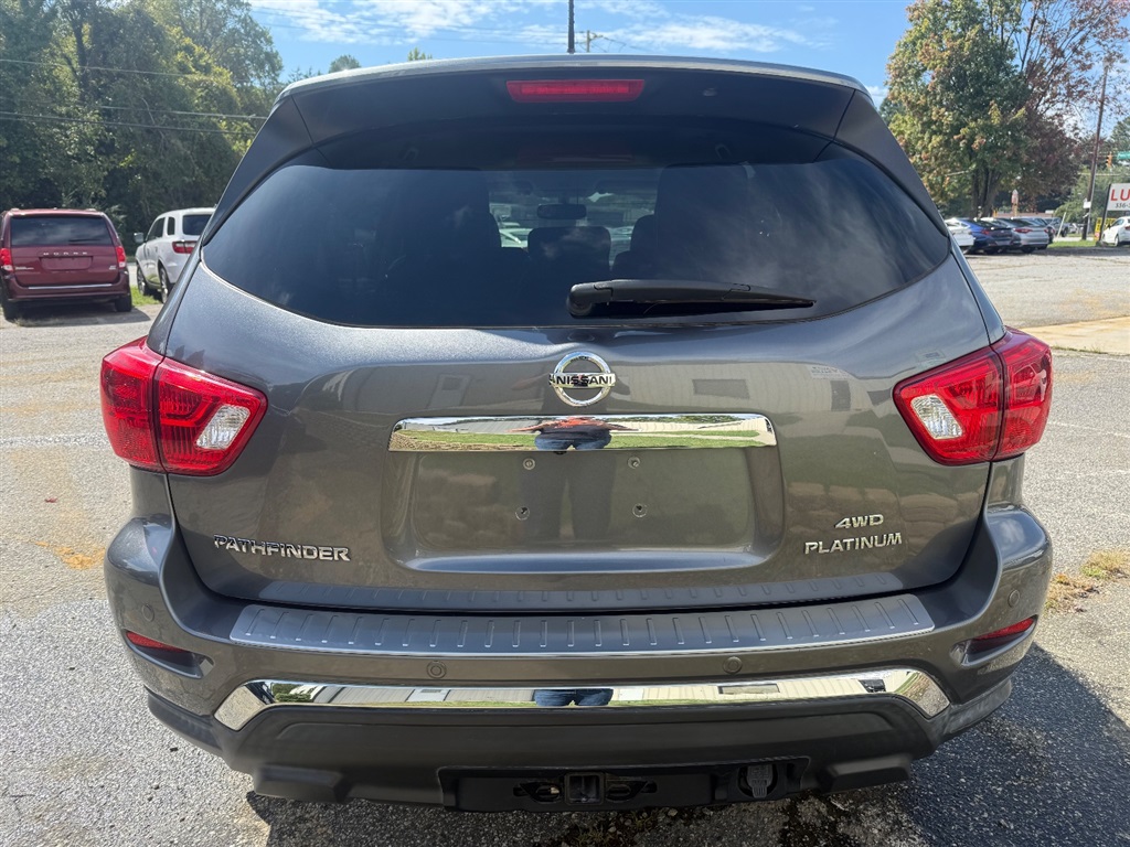 2017 Nissan Pathfinder Platinum photo 3