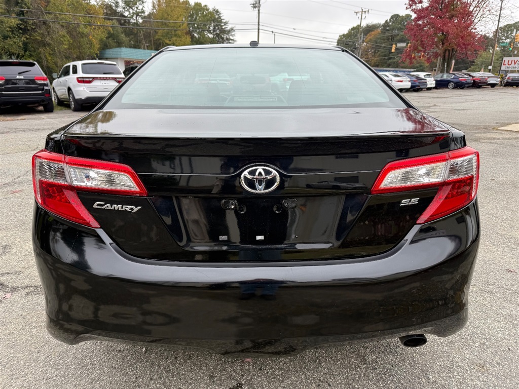 2013 Toyota Camry SE photo 2
