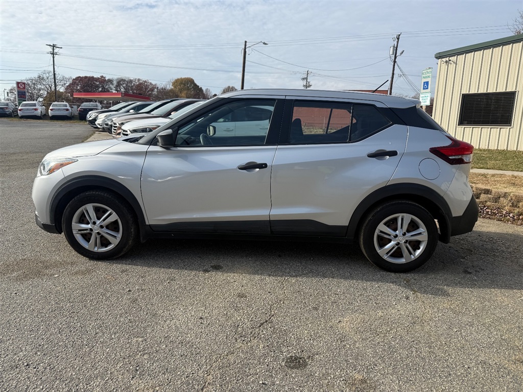 2020 Nissan Kicks S photo 2