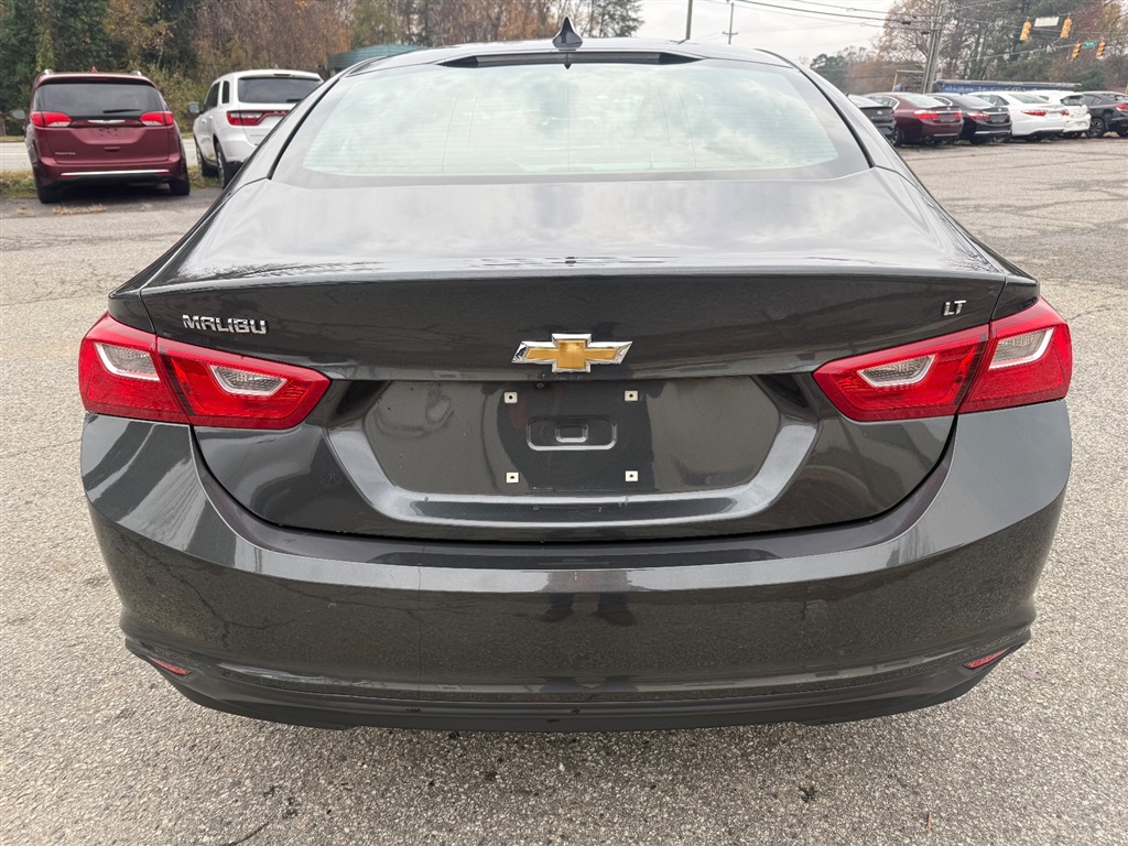 2017 Chevrolet Malibu 1LT photo 2