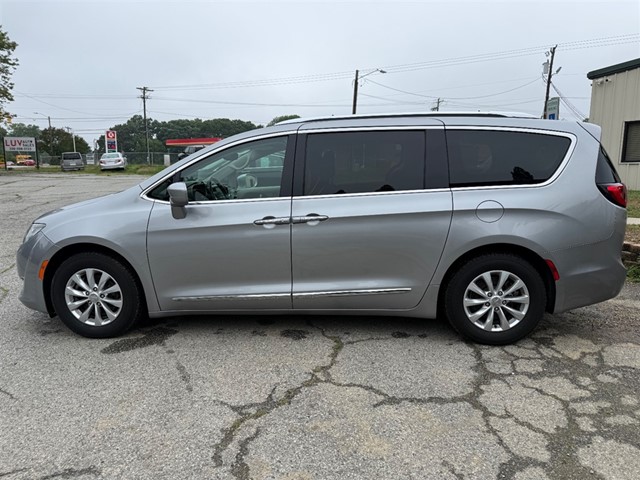 2018 Chrysler Pacifica Touring L's photo
